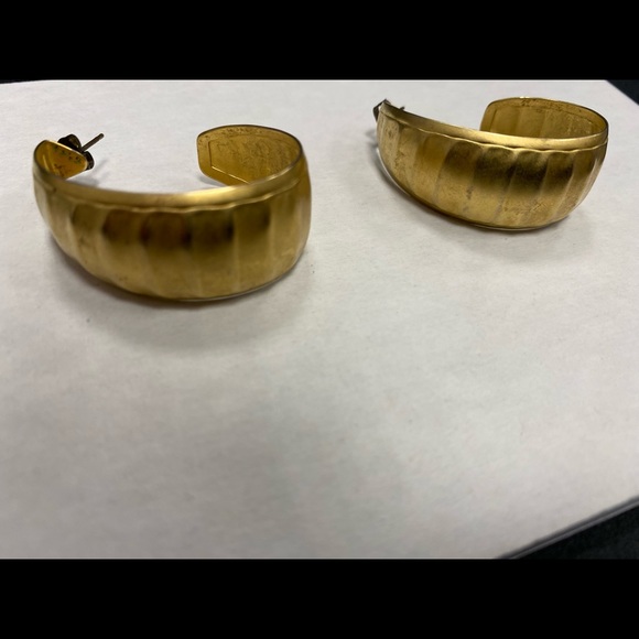 Hoop Earrings color gold. - Picture 3 of 9